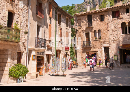 Costruito tradizionalmente vecchie case a Place de la Liberte in St Guilhem le Desert, Hérault Languedoc-Roussillon Francia Foto Stock