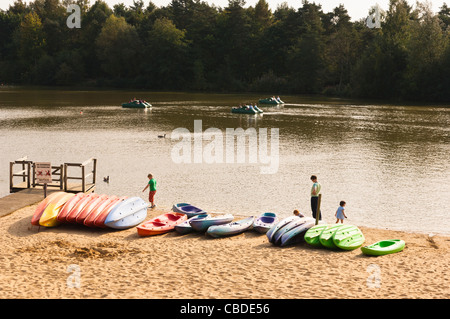 La gente sul lago a Center Parcs in Elveden vicino a Thetford , Inghilterra , Inghilterra , Regno Unito Foto Stock