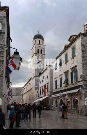 I TURISTI SU PLACA STADUN & monastero francescano VECCHIA CITTÀ DI DUBROVNIK CROAZIA 08 Ottobre 2011 Foto Stock