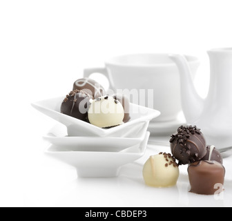 Cioccolatini assortimento in un piatto bianco Foto Stock