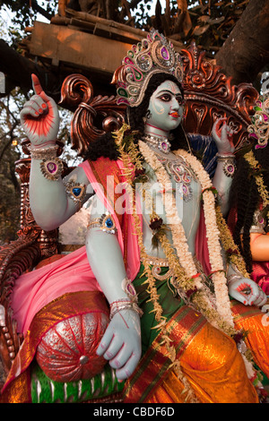 India Bengala Occidentale, Calcutta, Babu Ghat, figura a colori di Krishna al santuario stradale Foto Stock