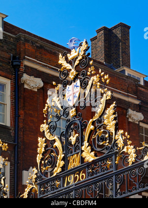 Dettaglio di araldico dorati cancelli di ingresso al college di bracci di Queen Victoria Street City di Londra Inghilterra REGNO UNITO Foto Stock