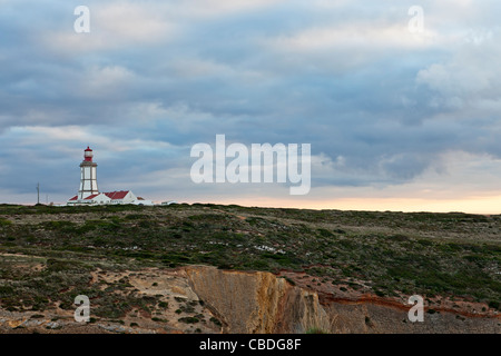 Cape Espichel faro in Sesimbra. Costruito nel 1790 è uno dei più antichi fari sulle coste portoghesi. Dispone di 32 metri. Foto Stock