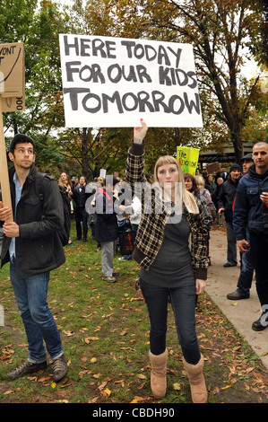 Occupare manifestanti radunati a Saint James Park nel centro cittadino di Toronto, per la loro versione di occupare Wall Street, 15 ottobre 2011 a T Foto Stock