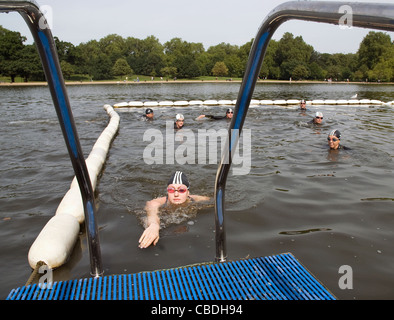 British Olympic nuotatore Cassie Patten pone con altri aprire i nuotatori di acqua nel lago a serpentina all'Hyde Park di Londra. Foto Stock