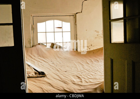 Camera nell'edificio a diamante abbandonate città mineraria di Kolmanskop, Namibia Foto Stock