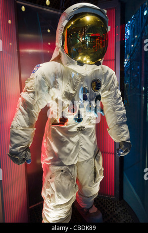 Tuta spaziale indossata da James Lovell su Apollo 13 luna missione, Saturn V complesso, Kennedy Space Center, Merritt Island, Florida, Stati Uniti d'America Foto Stock