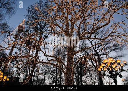 Struttura ad albero delle luci fairy a Liseberg Mercatino di Natale, Göteborg, Västergötland & Bohuslän Provincia, il Regno di Svezia Foto Stock