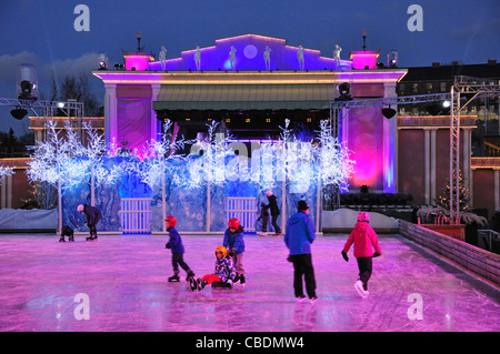 Pista di pattinaggio su ghiaccio a Liseberg Mercatino di Natale, Göteborg, Västergötland & Bohuslän Provincia, il Regno di Svezia Foto Stock
