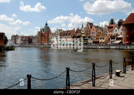 Vista della città vecchia Stare Miasto e la Motlawa quay a Danzica Danzica, Pomerania, Polonia. Foto Stock