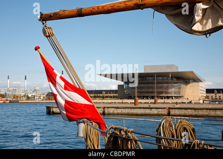 Il Royal Opera House sul lungomare di Holmen visto attraverso la piattaforma di una vecchia nave a vela nel porto interno di Copenhagen, Danimarca Foto Stock