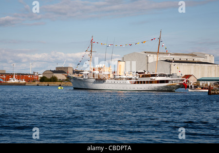 Il danese royal yacht, HDMY Dannebrog , ha restituito ai suoi ancoraggi nel porto di Copenhagen dal royal estate crociere. Foto Stock