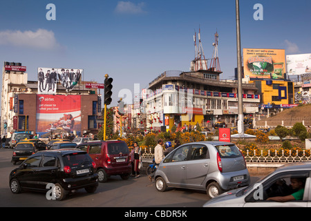 India, Meghalaya, Shillong, Polizia Bazaar, ignorando il traffico di attraversamento pedonale Foto Stock