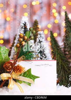 Happy Holiday scheda di Natale sfondo con blur luci, decorazione e ornamento Foto Stock