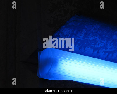 Protezione blu striscia di luce al di fuori del muro di proprietà di notte Foto Stock