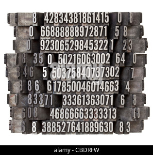 Numeri casuali in vintage metallo grunge tipografia blocchi, isolato su bianco Foto Stock