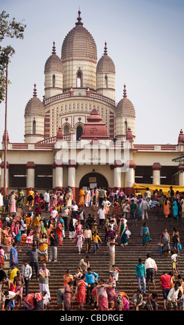 India Bengala Occidentale, Calcutta, Dakshineswar Kali Temple devoti sul Fiume Hooghly ghat Foto Stock