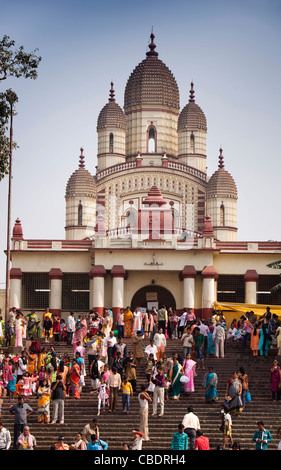 India Bengala Occidentale, Calcutta, Dakshineswar Kali Temple devoti sul Fiume Hooghly ghat Foto Stock