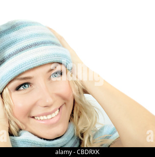 Ragazza carina che indossa blu Cappello invernale, bella giovane donna vicino sul sorridente volto femminile, felice teen in abiti caldi, isolato Foto Stock