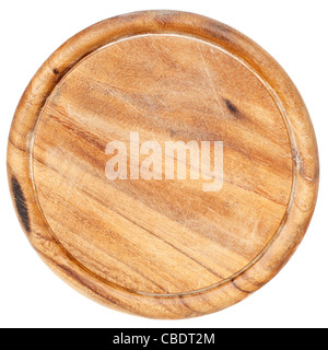 Il legno vecchio round tagliere con graffi e texture, isolato su bianco Foto Stock