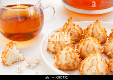 Piastra di amaretto di cocco i cookie e la tazza di tè Foto Stock