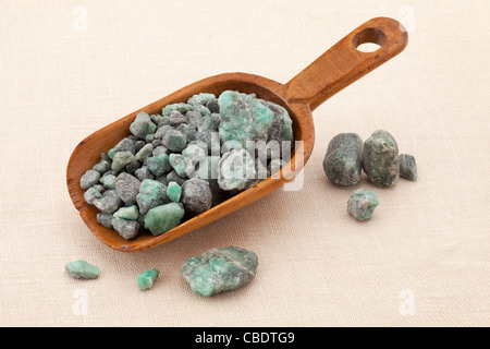 Scoop rustico di materie emerald pietre preziose (minerale Berillo) con inclusioni estratta in Brasile Foto Stock