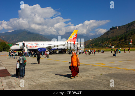 Drukair Airbus 319 arrivando a Paro e Aeroporto Internazionale di Paro, Bhutan Foto Stock