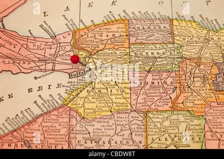 Buffalo e parte dello Stato di New York su vintage 1920s mappa con una puntina rossa, il fuoco selettivo Foto Stock