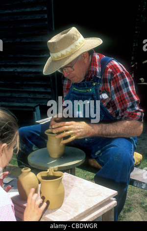 Potter Sid fortuna di Seagrove NC gettando una pentola al giorno di mercato Festival presso il duca Homestead e il museo del tabacco in Durham, NC Foto Stock