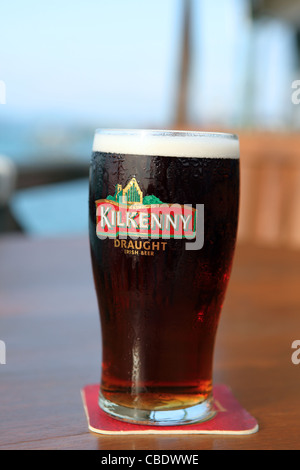 Vetro freddo di Kilkenny Irish cream ale dai creatori di Guinness, che ha avuto origine in Kilkenny, Irlanda Foto Stock