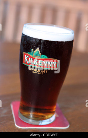 La pinta di freddo Kilkenny Irish cream ale dai creatori di Guinness, che ha avuto origine in Kilkenny, Irlanda Foto Stock