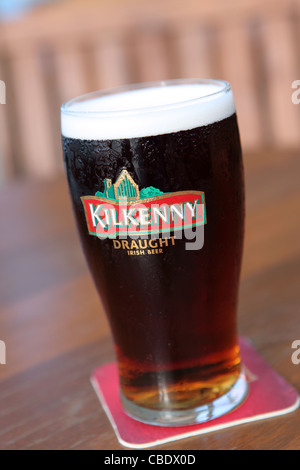 Bicchiere di Kilkenny Irish cream ale dai creatori di Guinness, che ha avuto origine in Kilkenny, Irlanda Foto Stock