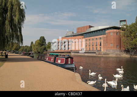 Battelli ormeggiato sul fiume Avon di fronte al Royal Shakespeare Theatre di Stratford Upon Avon, Warwickshire, Inghilterra, Regno Unito. Foto Stock