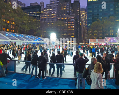 Bryant Park holiday pista di pattinaggio Foto Stock