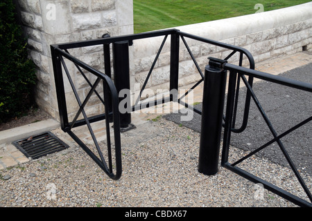 Una sedia a rotelle accessibile gateway all'ingresso del Bellicourt American monumento, St. Quentin (Aisne, Francia). Foto Stock