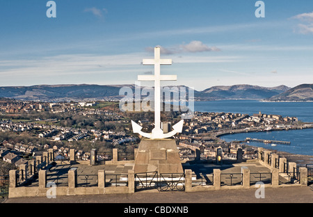 Memorial a Lyle Hill in Greenock come un monumento alla libera marinai francesi con Gourock dietro Foto Stock