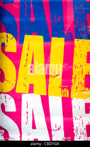 Vendita segni in un high street negozio finestra Foto Stock