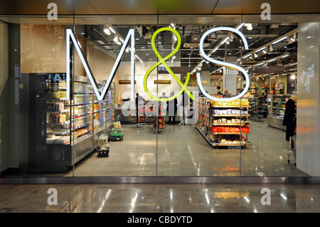 Foodhall Beyond M&S M & S, cartello illuminato sulla vetrina del negozio, montato sulla sala ristorazione nel centro commerciale Westfield, Stratford Newham East London, Inghilterra Foto Stock