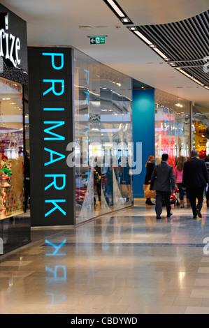 Primark negozio di fronte store sign & shoppers la gente a piedi il centro commerciale Westfield Mall a Stratford City Newham Est Londra Inghilterra REGNO UNITO Foto Stock