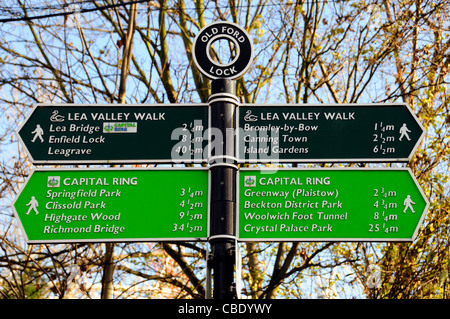 Canal alzaia cartello indicatore sulla zona pedonale e ciclabile facente parte della Lea Valley a piedi visto presso Old Ford Lock sul fiume Lee Navigation London Inghilterra England Regno Unito Foto Stock