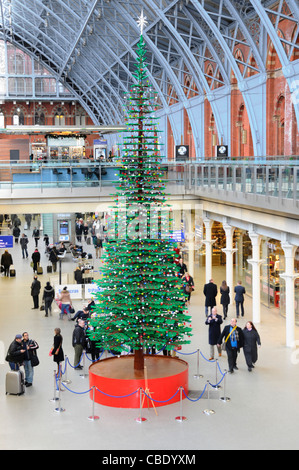 Stazione ferroviaria internazionale di St Pancras Station con albero di Natale realizzata con i mattoncini Lego Camden Londra Inghilterra REGNO UNITO Foto Stock