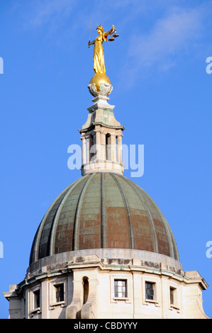 Scale di giustizia statua conosciuta anche come Lady giustizia statua e rivestite di rame cupola della Old Bailey centrale Tribunale penale City di Londra Inghilterra REGNO UNITO Foto Stock