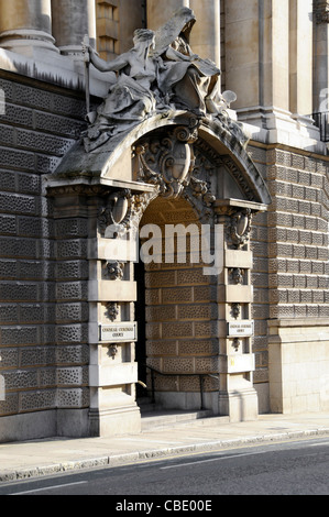 London Street & Court Old Bailey Central Criminal Court of England & Wales edificio ornate ingresso cerimoniale e scultura City of London England UK Foto Stock