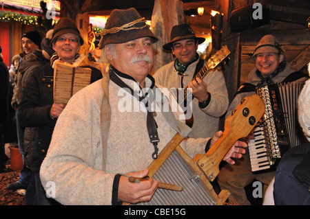 Tradizionale band tedesca al mercato di Natale, Rathausplatz, Hamburg, Amburgo Regione Metropolitana, Repubblica federale di Germania Foto Stock