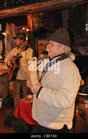 Tradizionale band tedesca al mercato di Natale, Rathausplatz, Hamburg, Amburgo Regione Metropolitana, Repubblica federale di Germania Foto Stock