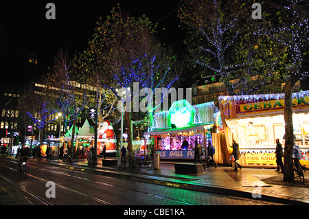 Mercatino di Natale di notte, Rembrandtplein, Amsterdam, Olanda settentrionale, il Regno dei Paesi Bassi Foto Stock