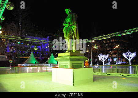 Pista di pattinaggio sul ghiaccio al mercato di Natale, Rembrandtplein, Amsterdam, Olanda settentrionale, il Regno dei Paesi Bassi Foto Stock