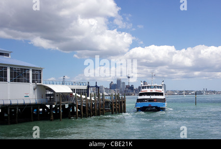 Il Traghetto Devonport presso la banchina in Devonport. Auckland, Nuova Zelanda Foto Stock