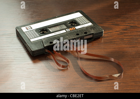 Nastro audio cassette con sottratta nastro. Vecchia cassetta rotto Foto Stock