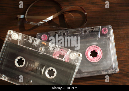 Nastro audio cassette con sottratta nastro. Vecchia cassetta rotto Foto Stock